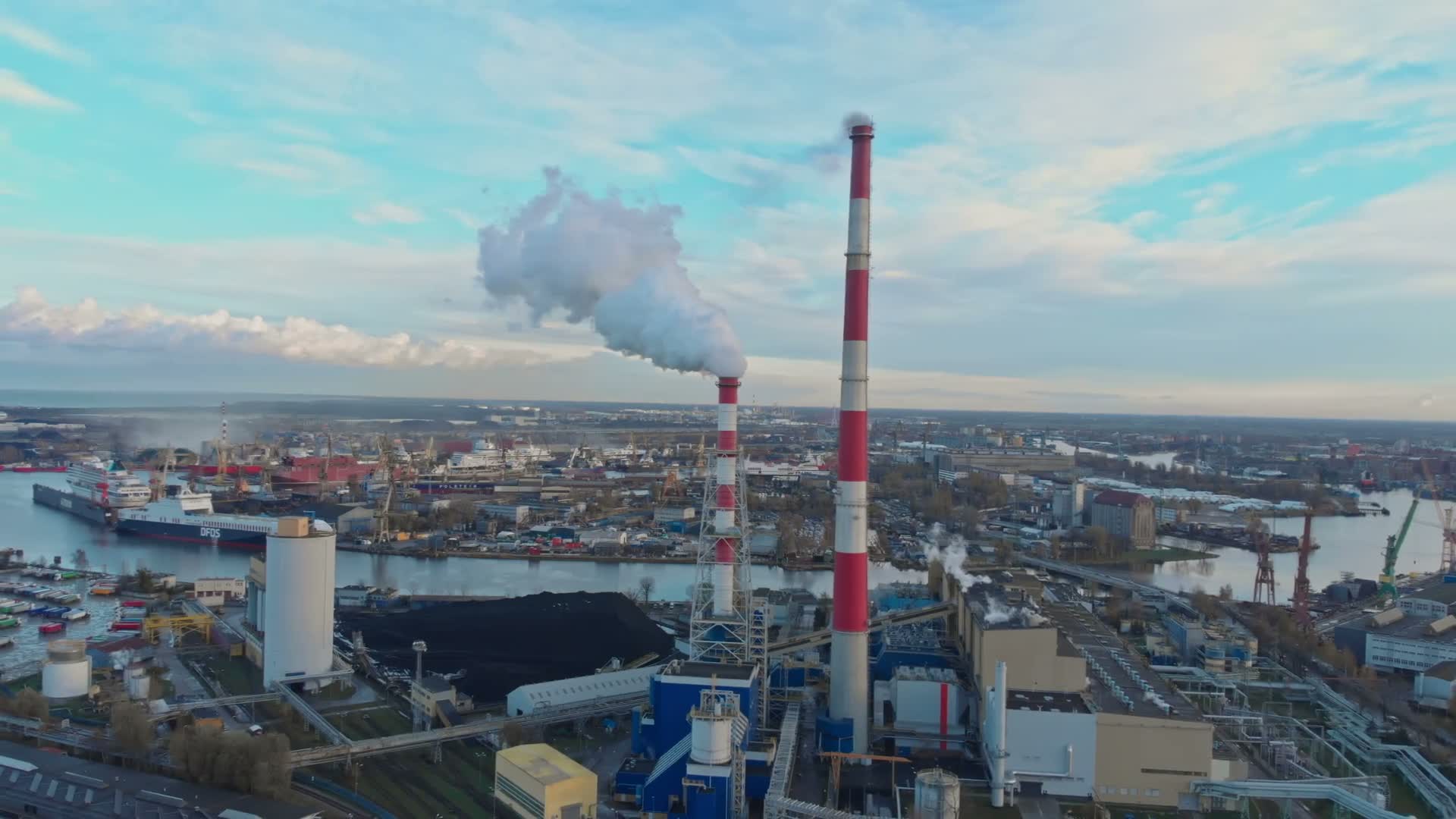 Zakład przemysłowy w Gdańsku z lotu ptaka — kominy i hale produkcyjne