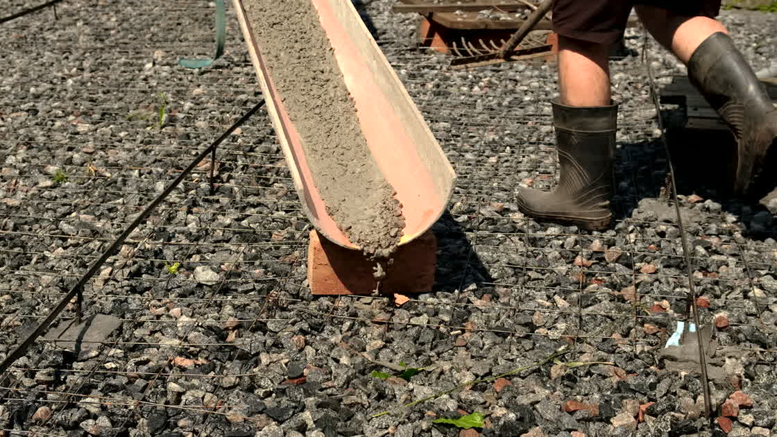 Betonowanie fundamentów na budowie domu
