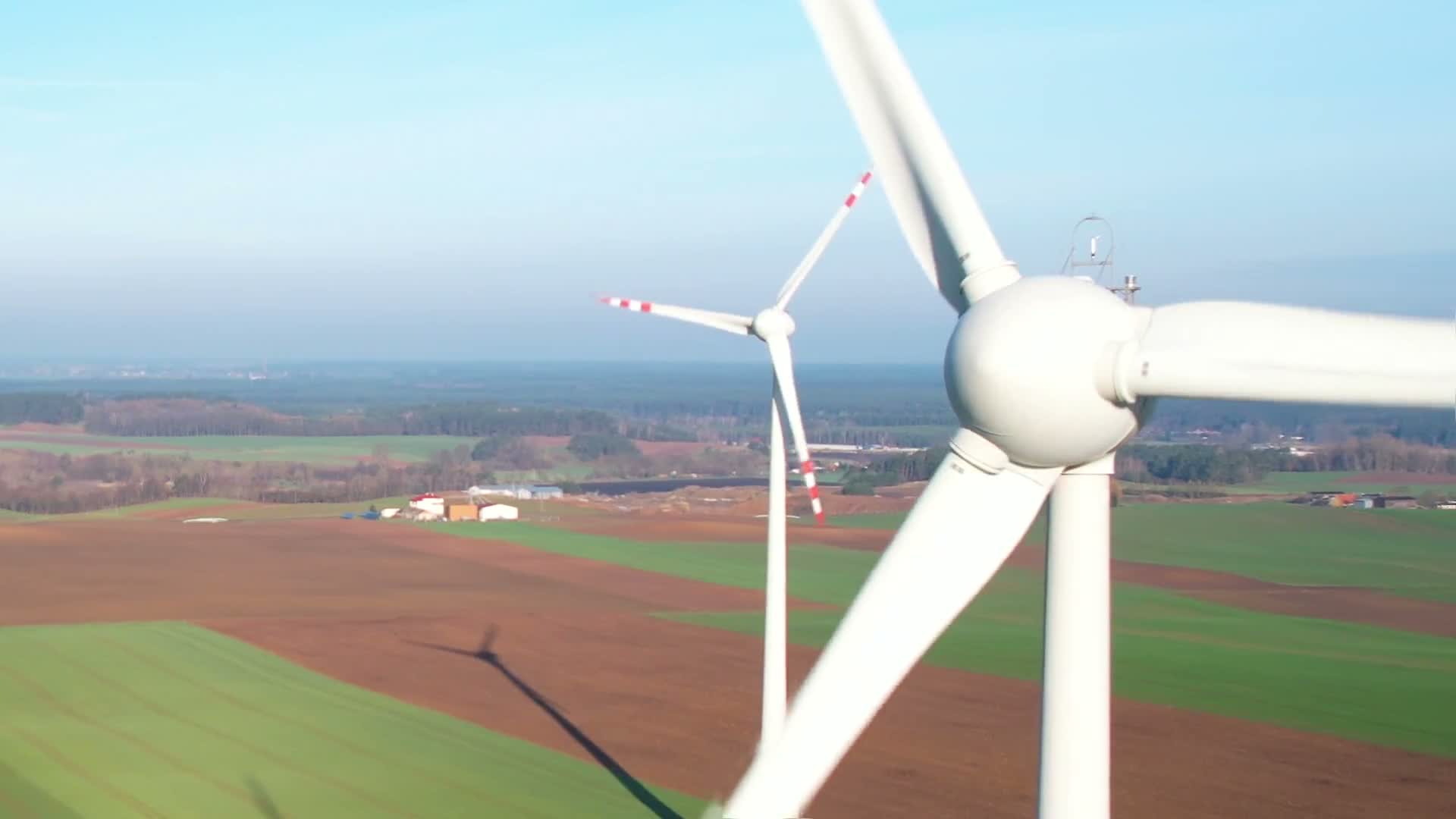 Obracające się łopaty turbiny wiatrowej z bliska